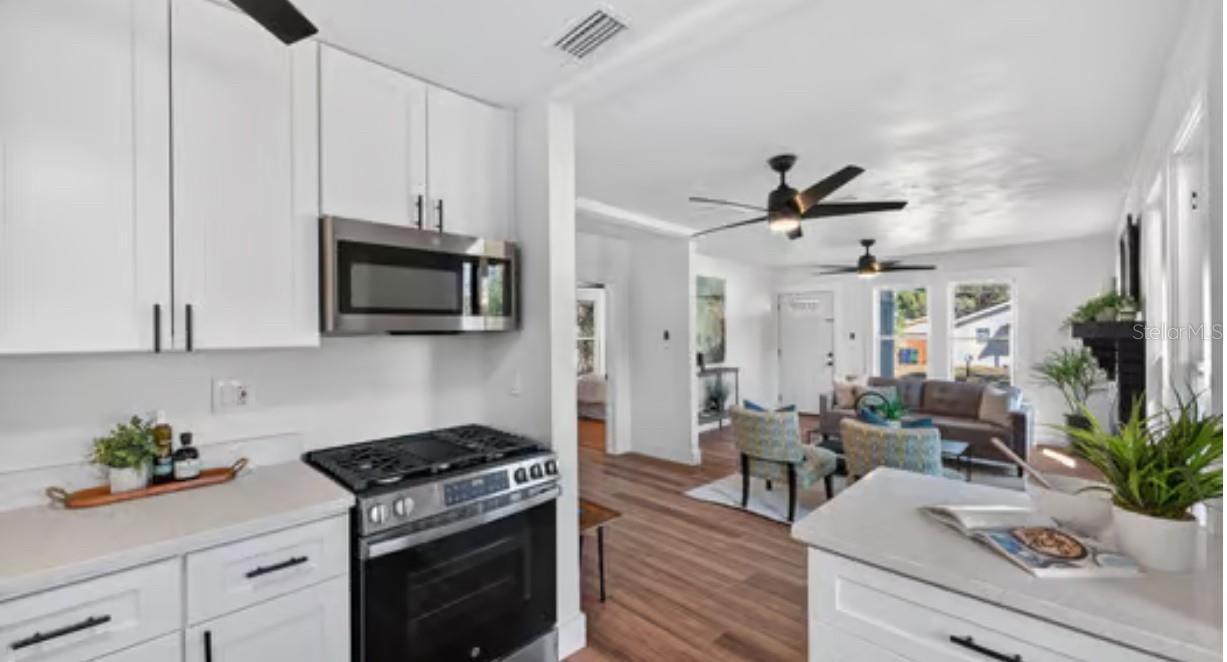 Listing photo id 14 for 302 Curtis Street