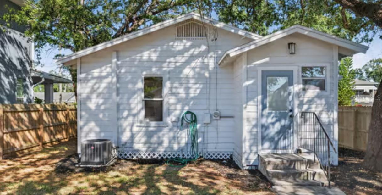 Listing photo id 2 for 302 Curtis Street