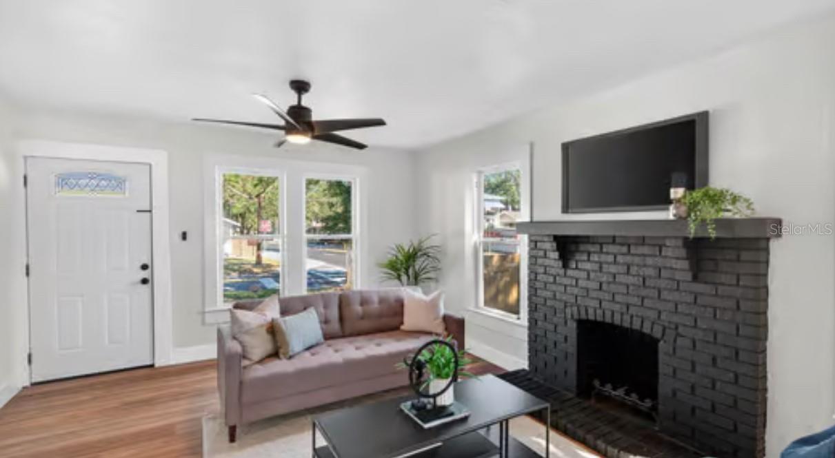 Listing photo id 4 for 302 Curtis Street