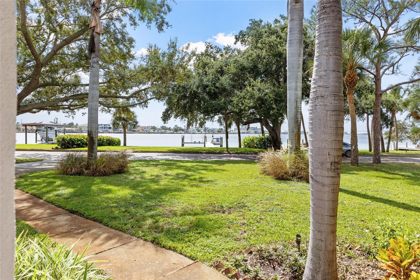 Image 14 of 66 For 311 Sunset Drive N