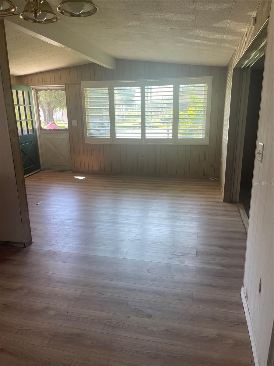 Listing photo id 8 for 810 Ball Street