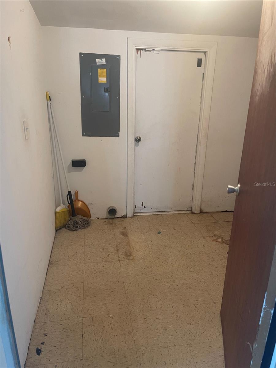 Listing photo id 9 for 810 Ball Street
