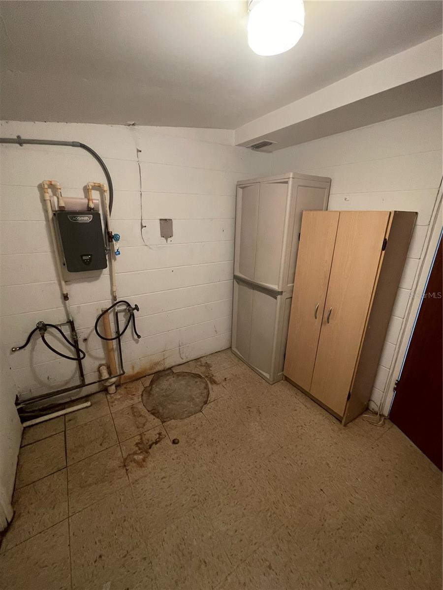 Listing photo id 11 for 810 Ball Street