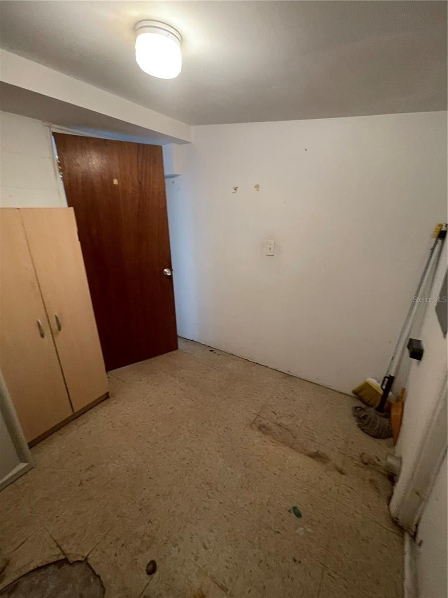 Listing photo id 12 for 810 Ball Street
