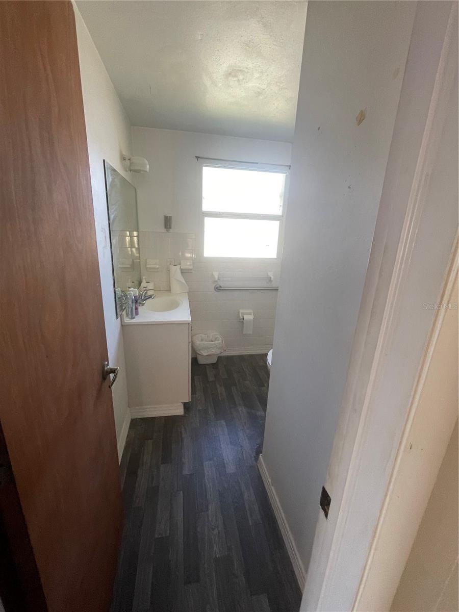 Listing photo id 14 for 810 Ball Street