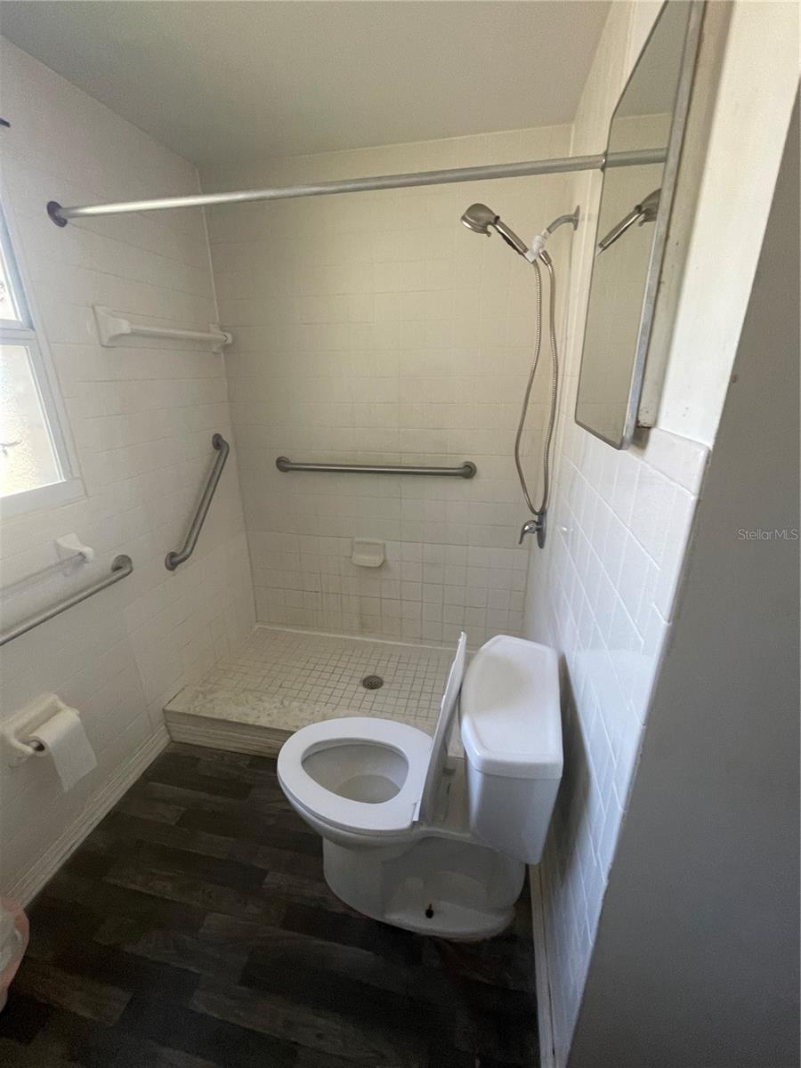 Listing photo id 15 for 810 Ball Street