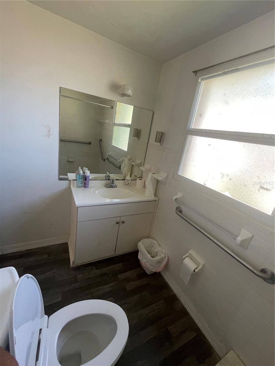 Listing photo id 16 for 810 Ball Street