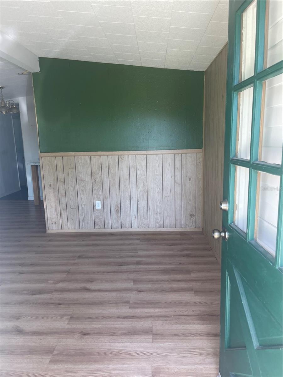 Listing photo id 0 for 810 Ball Street