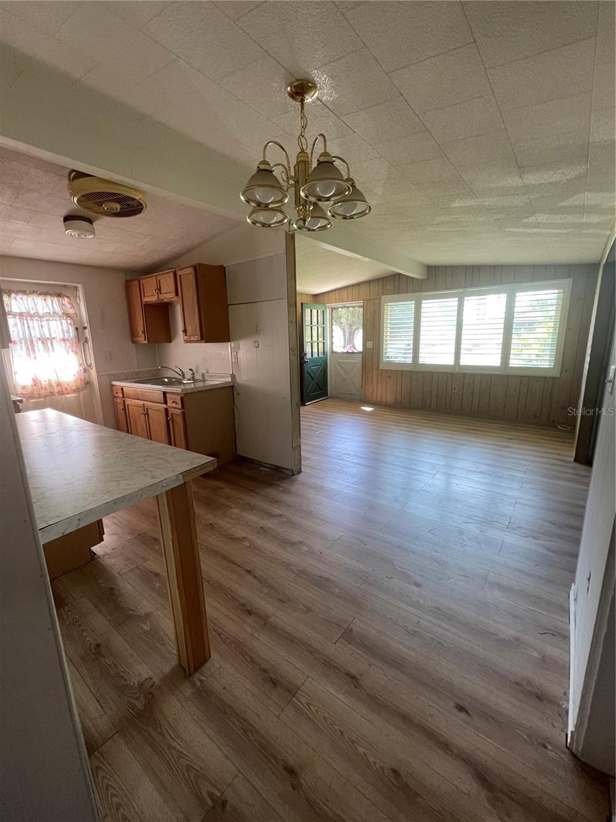 Listing photo id 23 for 810 Ball Street