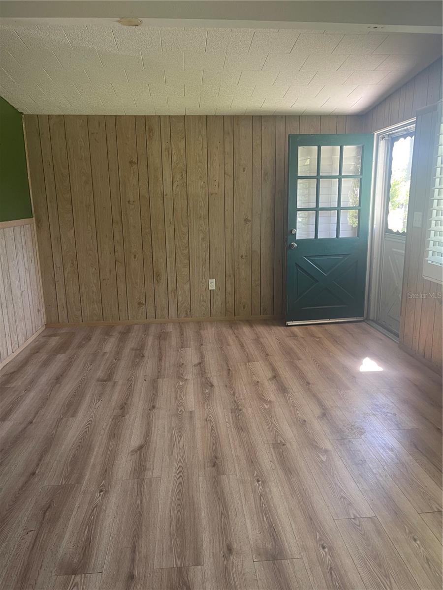 Listing photo id 1 for 810 Ball Street