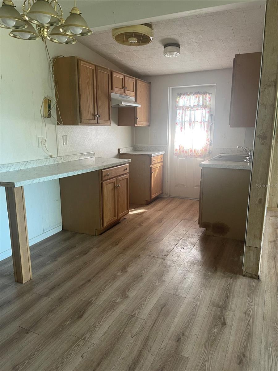 Listing photo id 5 for 810 Ball Street