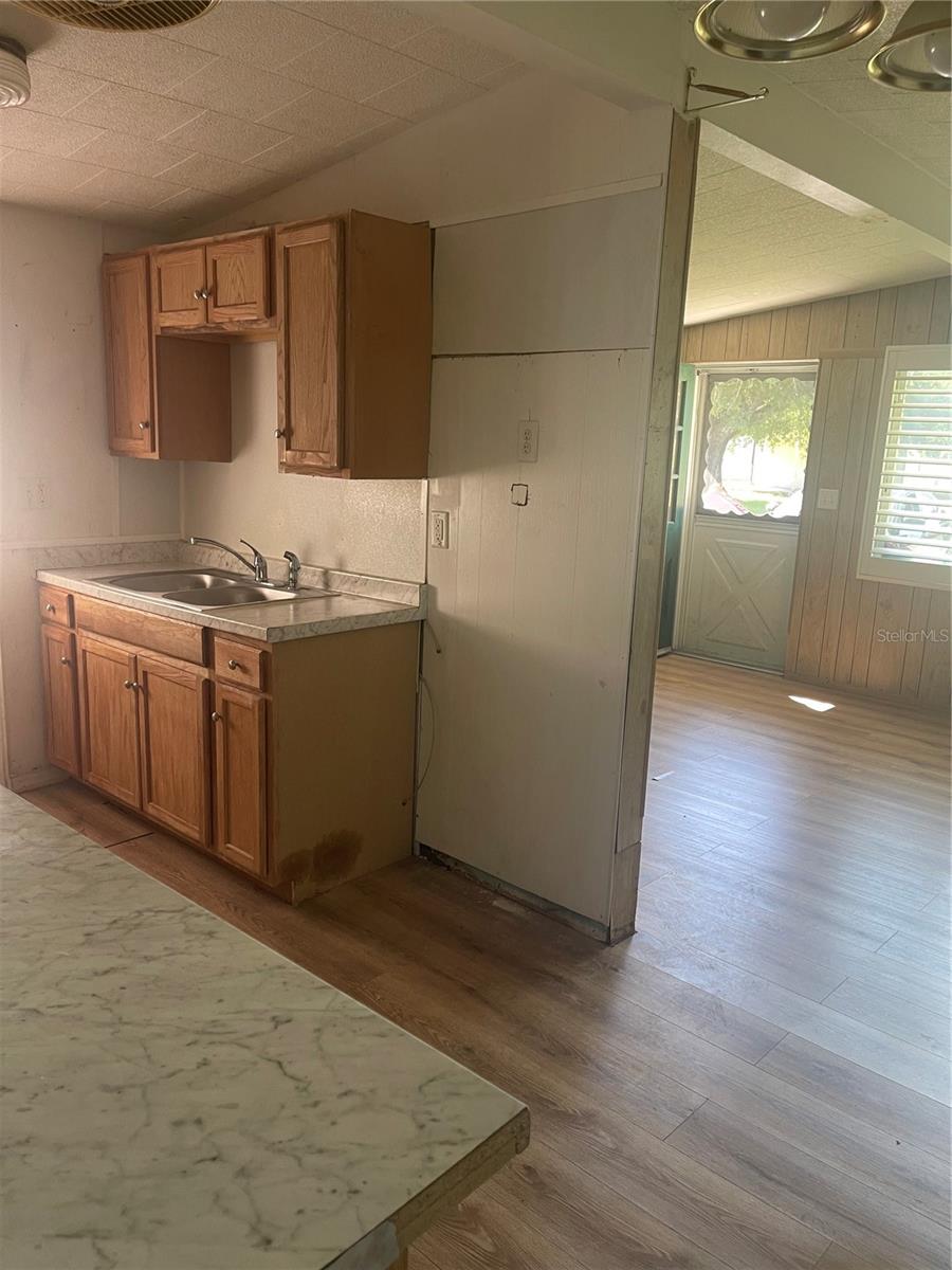 Listing photo id 7 for 810 Ball Street
