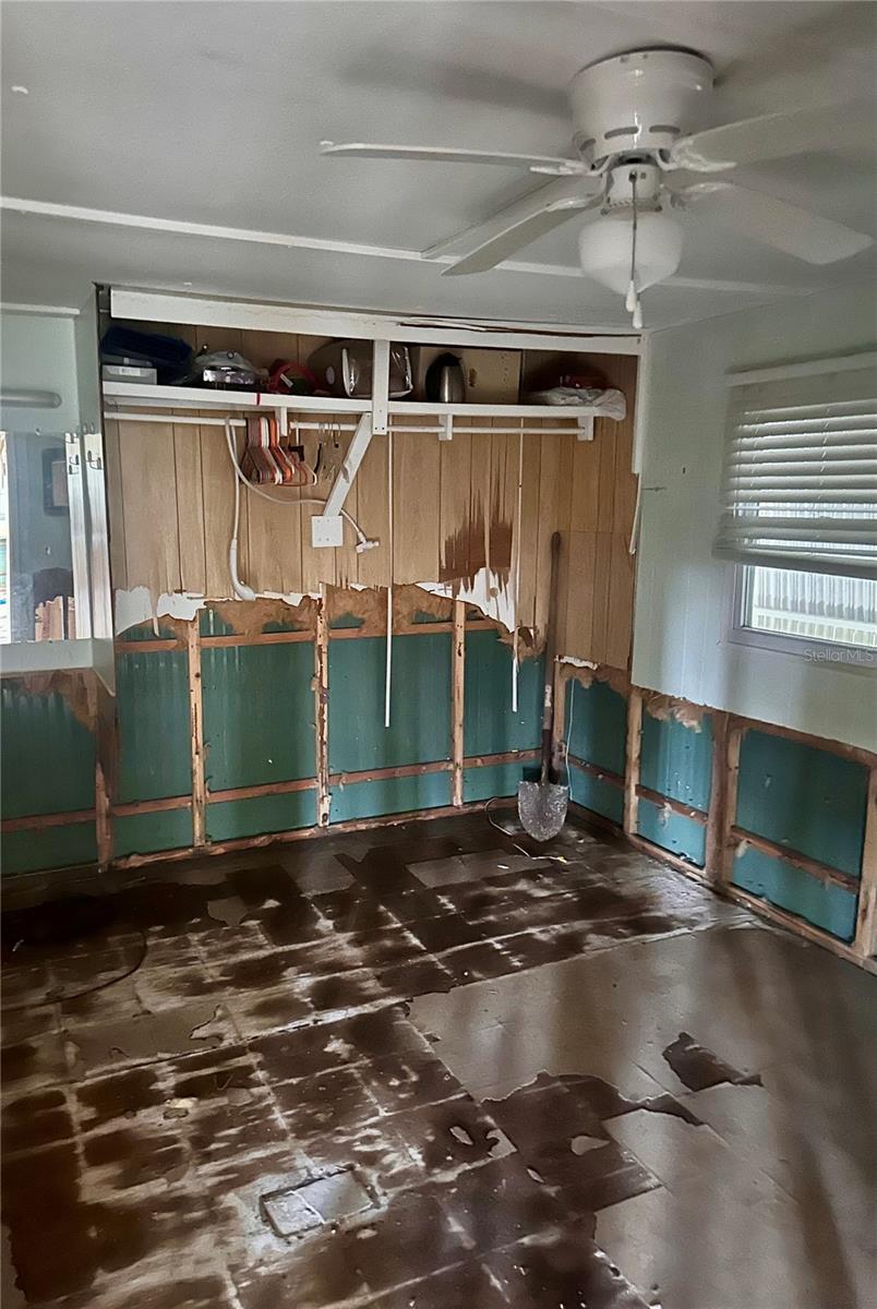 Listing photo id 9 for 8792 44th Avenue N 149