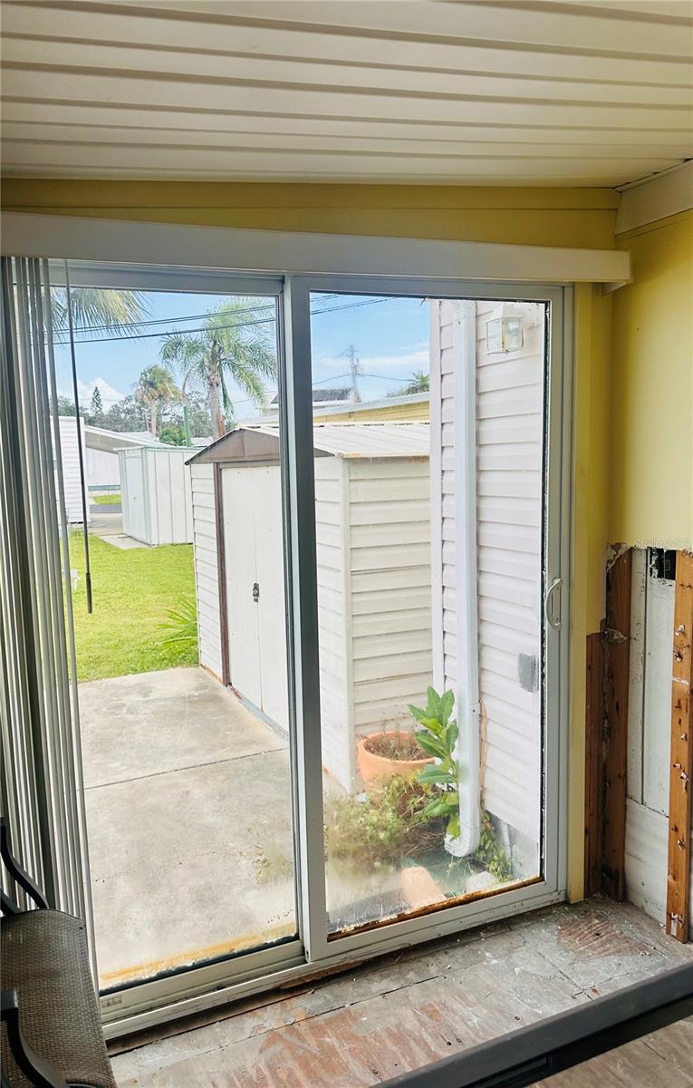 Listing photo id 10 for 8792 44th Avenue N 149