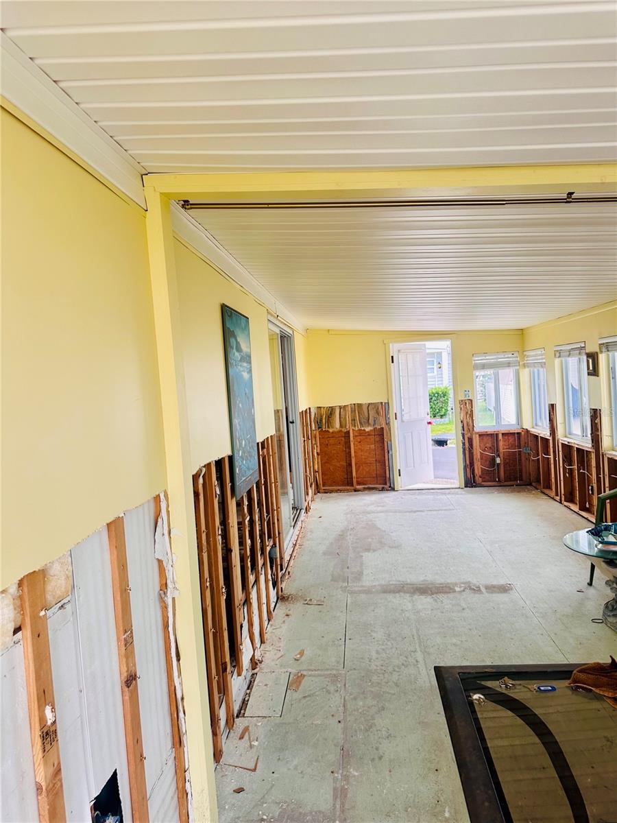 Listing photo id 3 for 8792 44th Avenue N 149