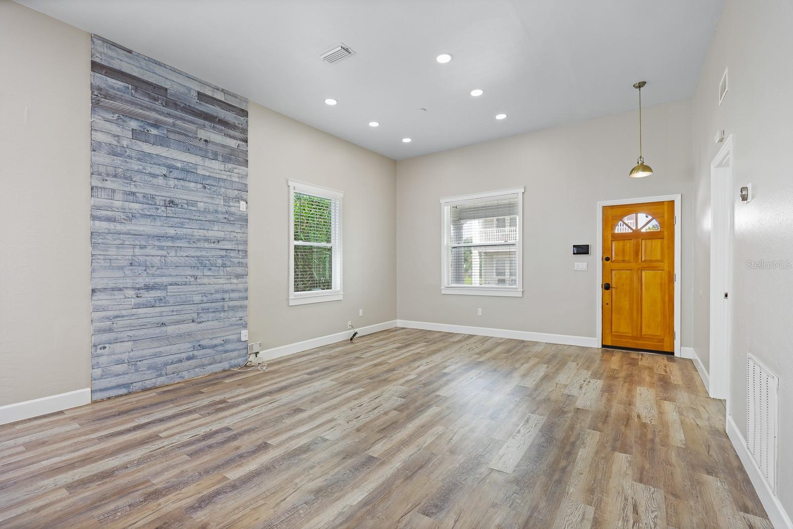 Image 6 of 27 For 1809 Columbus Drive