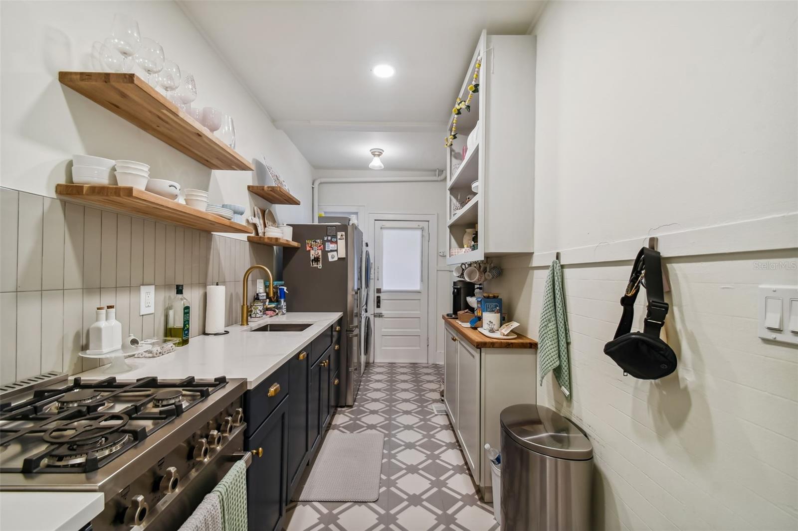 Image 21 of 33 For 2113 Southview Avenue A