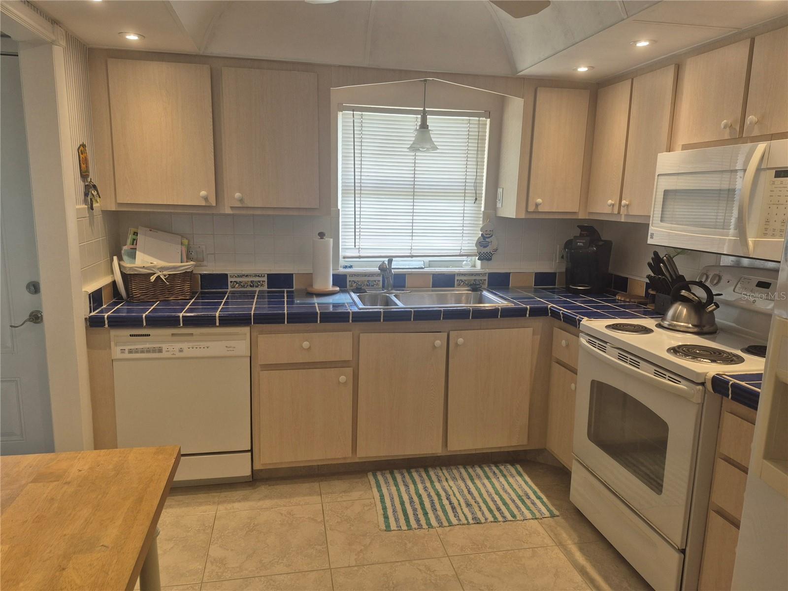 Image 4 of 30 For 4750 Cove Circle 303