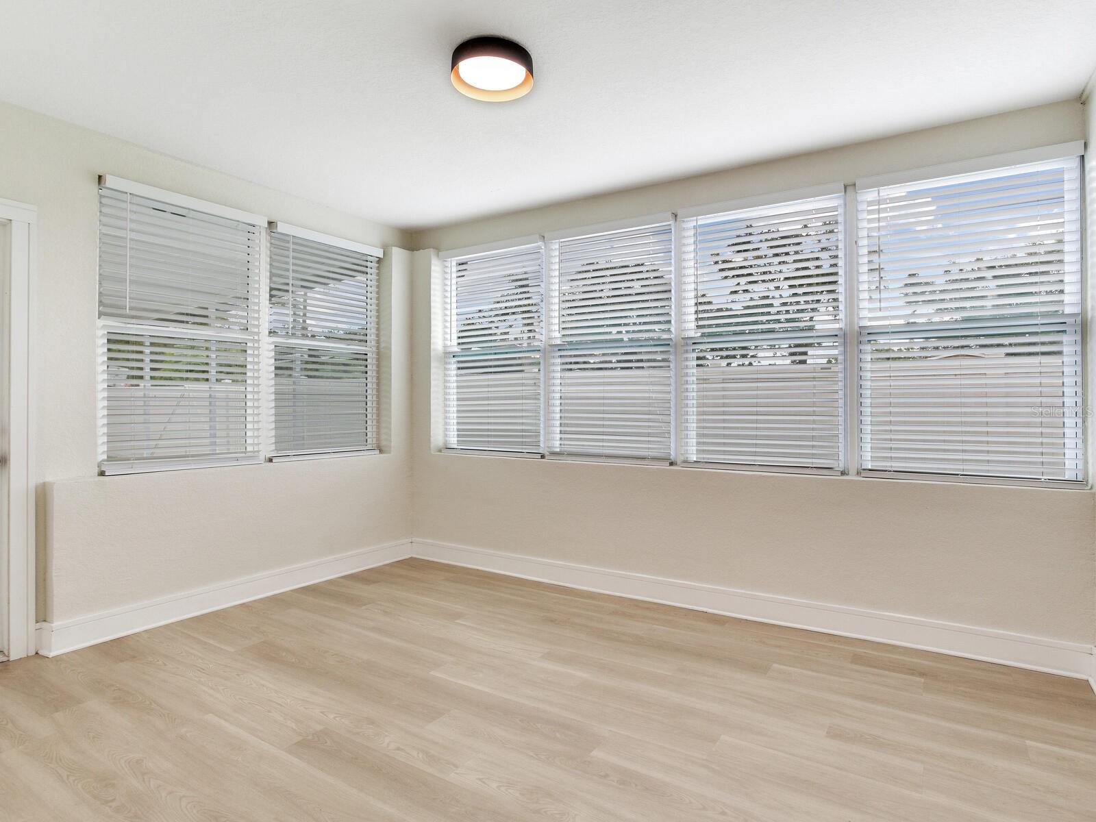 Image 19 of 43 For 2542 Knollwood Street