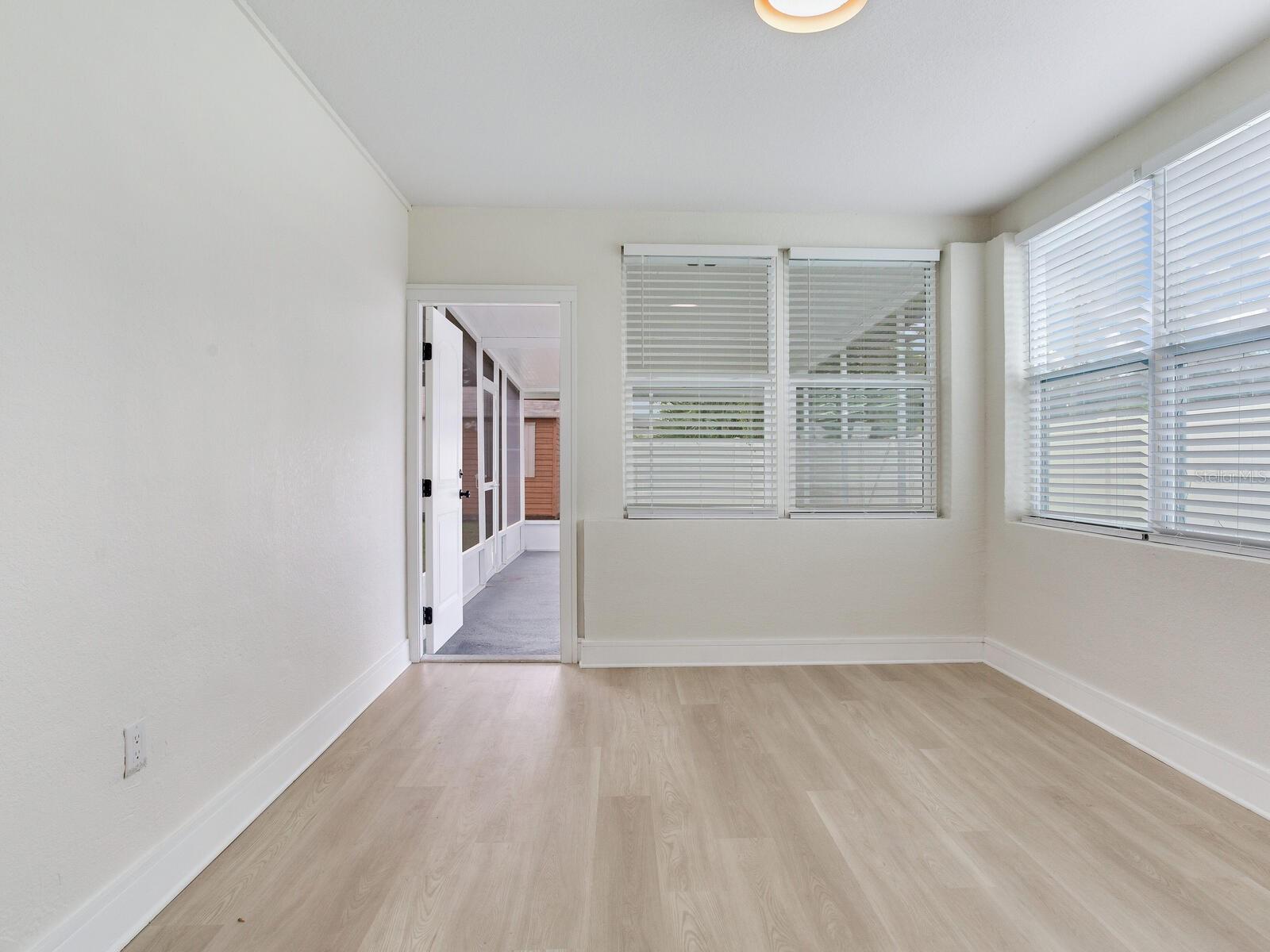 Image 20 of 43 For 2542 Knollwood Street