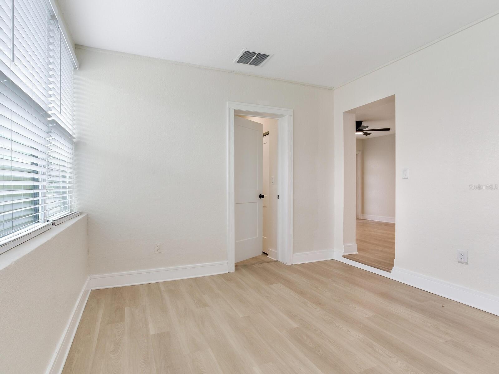 Image 21 of 43 For 2542 Knollwood Street