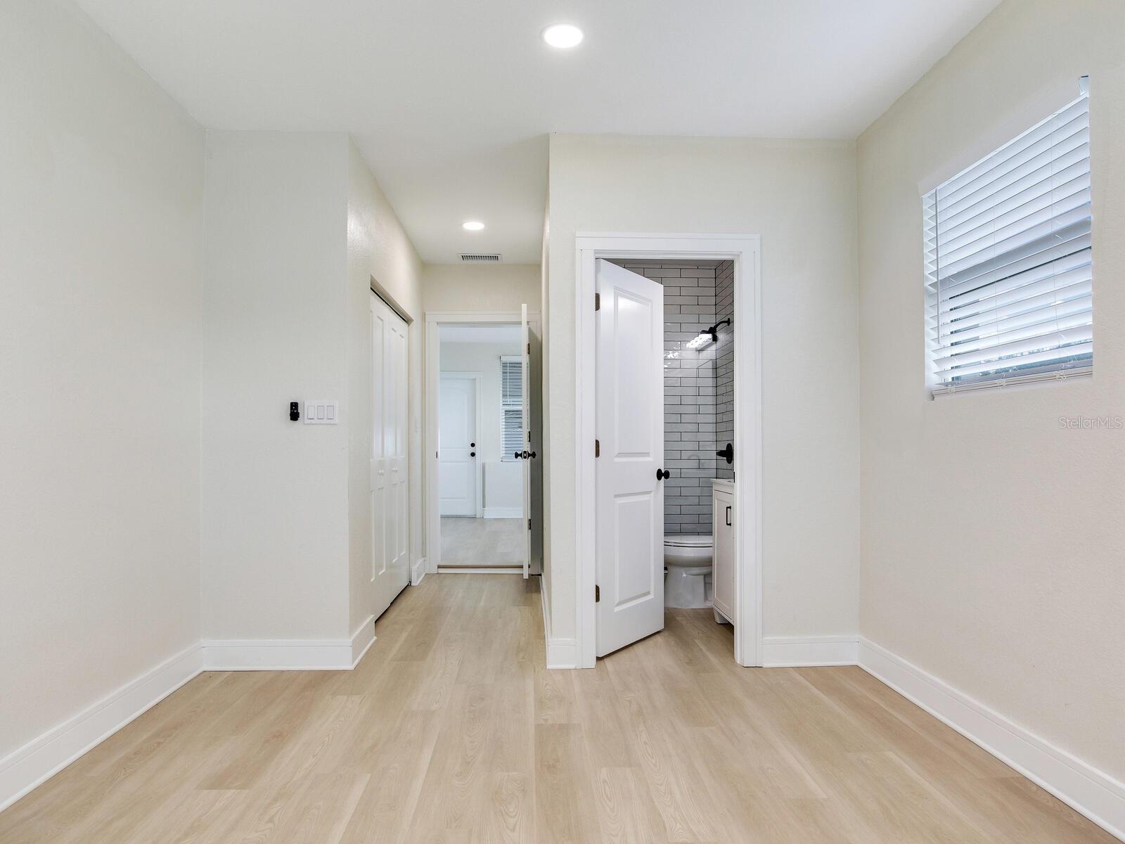 Image 23 of 43 For 2542 Knollwood Street