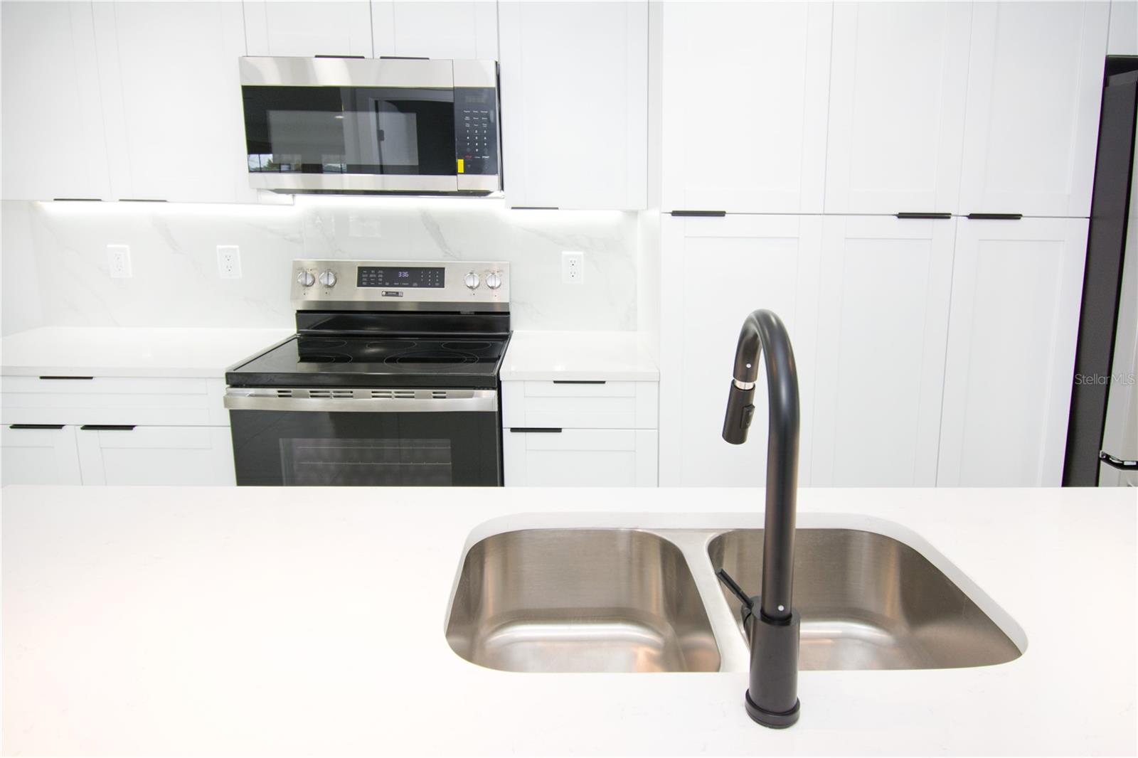 Image 4 of 30 For 9409 Lonsdale Court