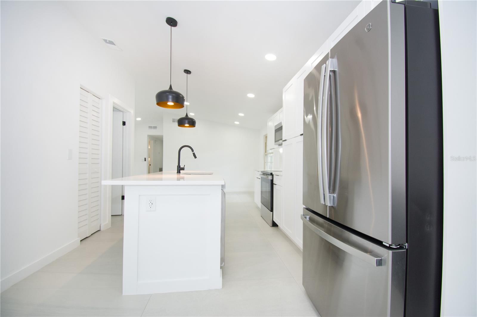 Image 6 of 30 For 9409 Lonsdale Court