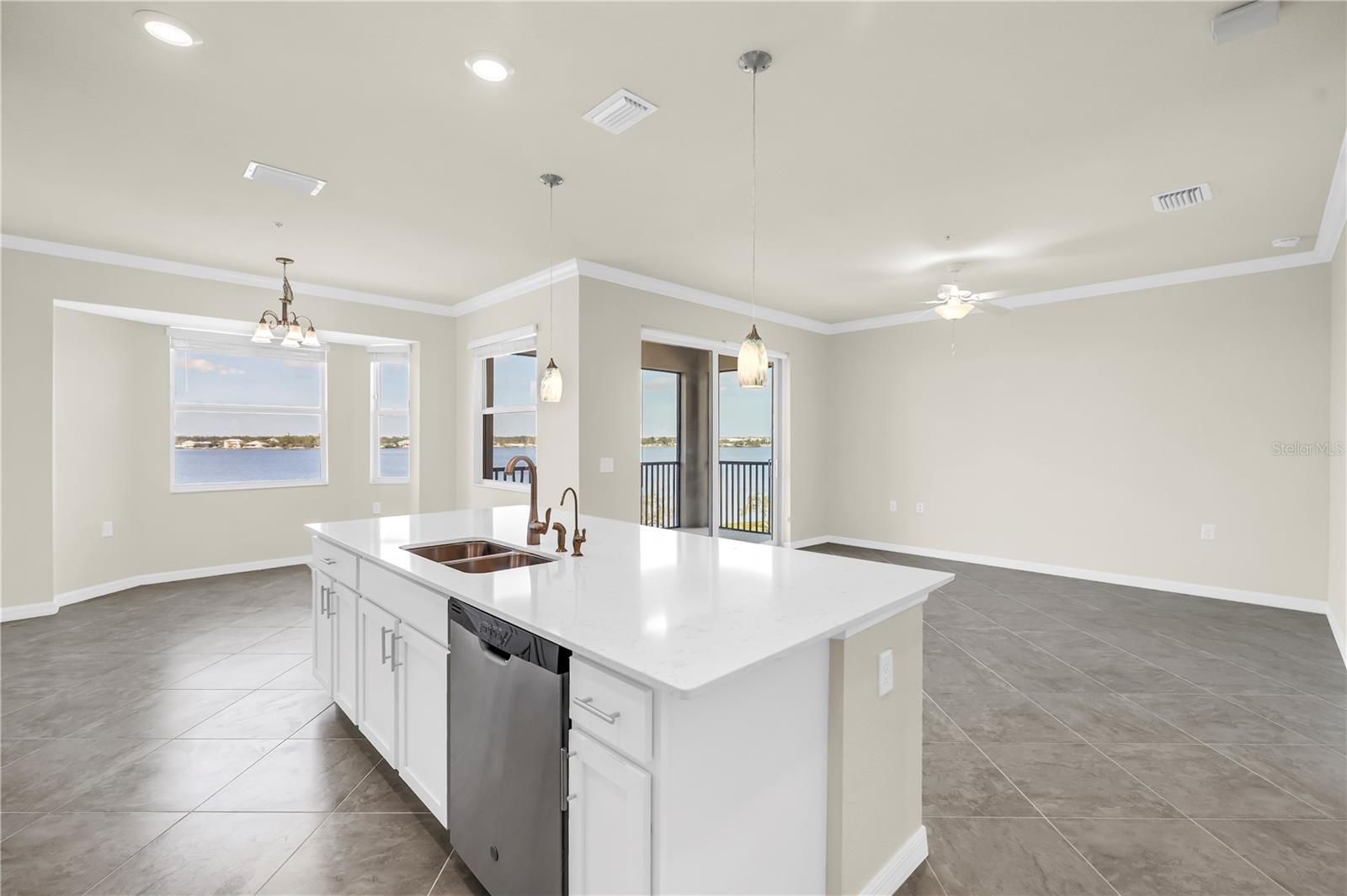 Image 14 of 59 For 1030 Tidewater Shores Loop 406