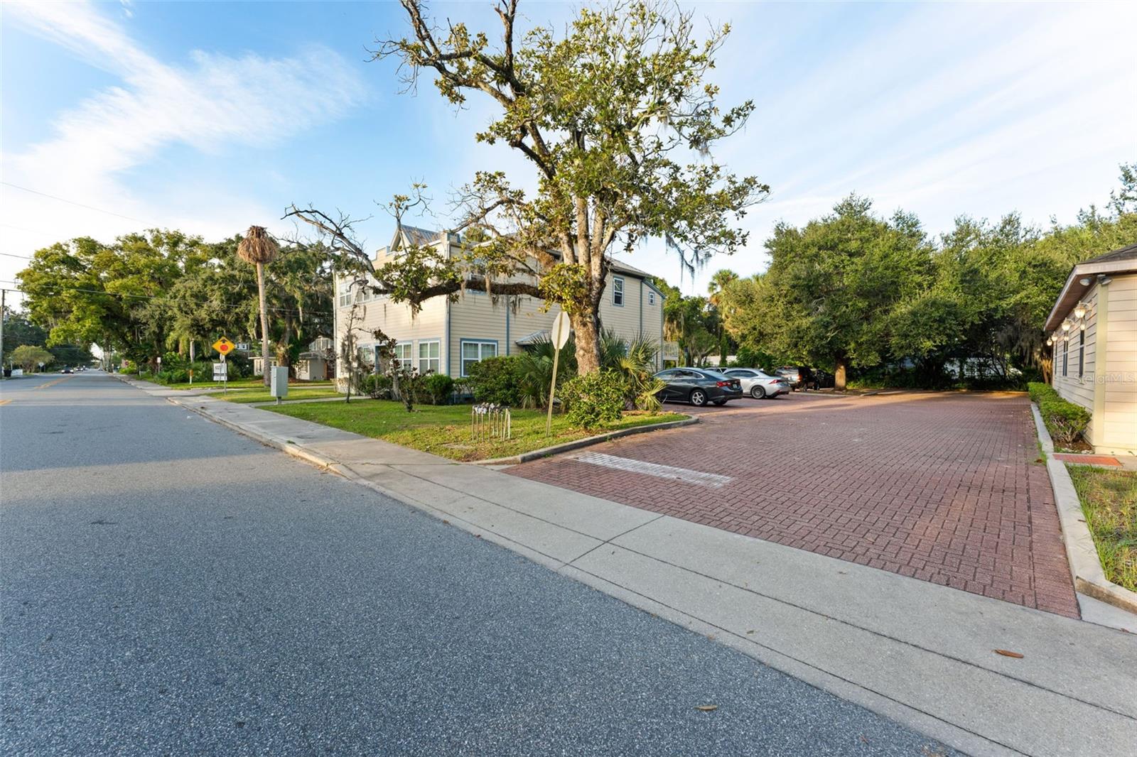 Image 8 of 21 For 22 Clyde Avenue