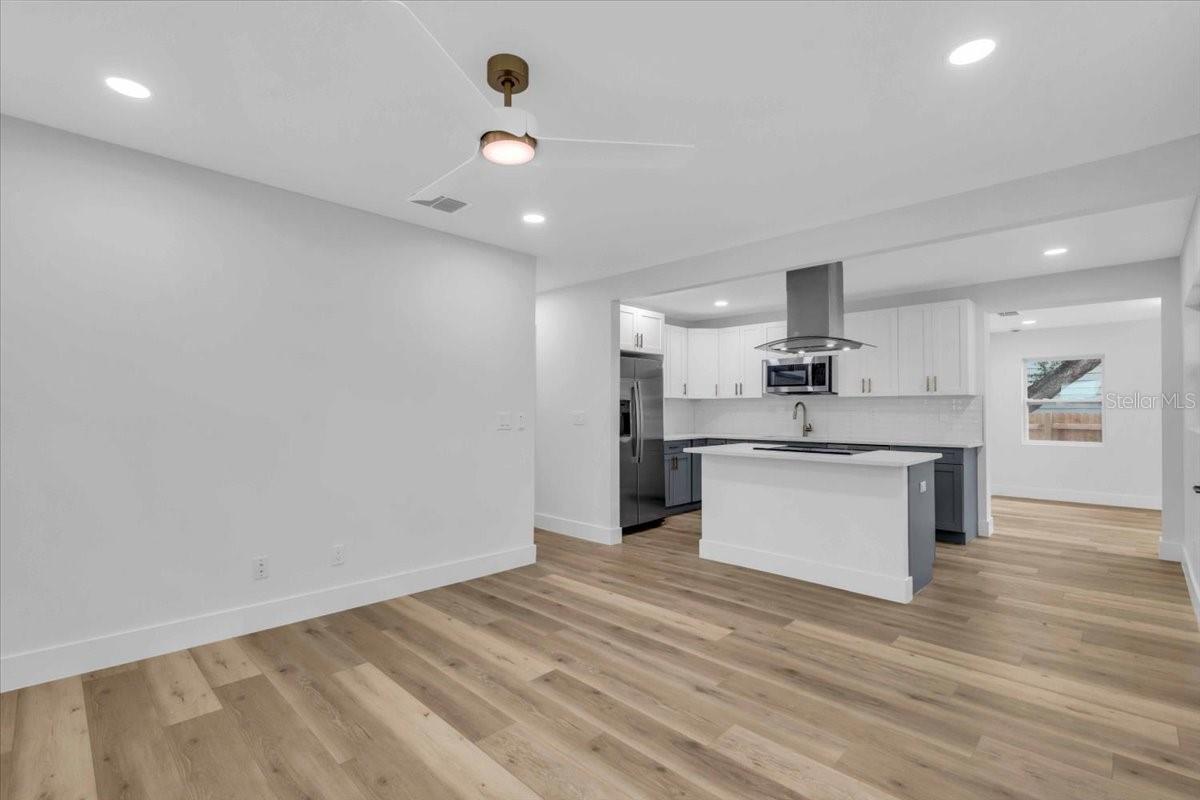 Listing photo id 9 for 3409 Villa Rosa Street