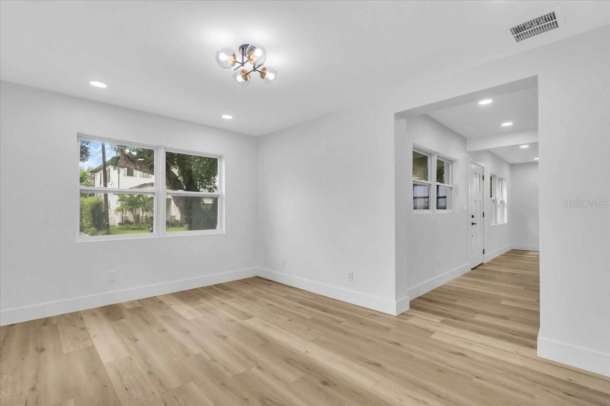 Listing photo id 11 for 3409 Villa Rosa Street