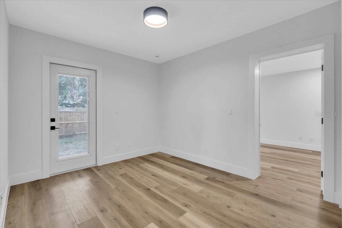 Listing photo id 16 for 3409 Villa Rosa Street