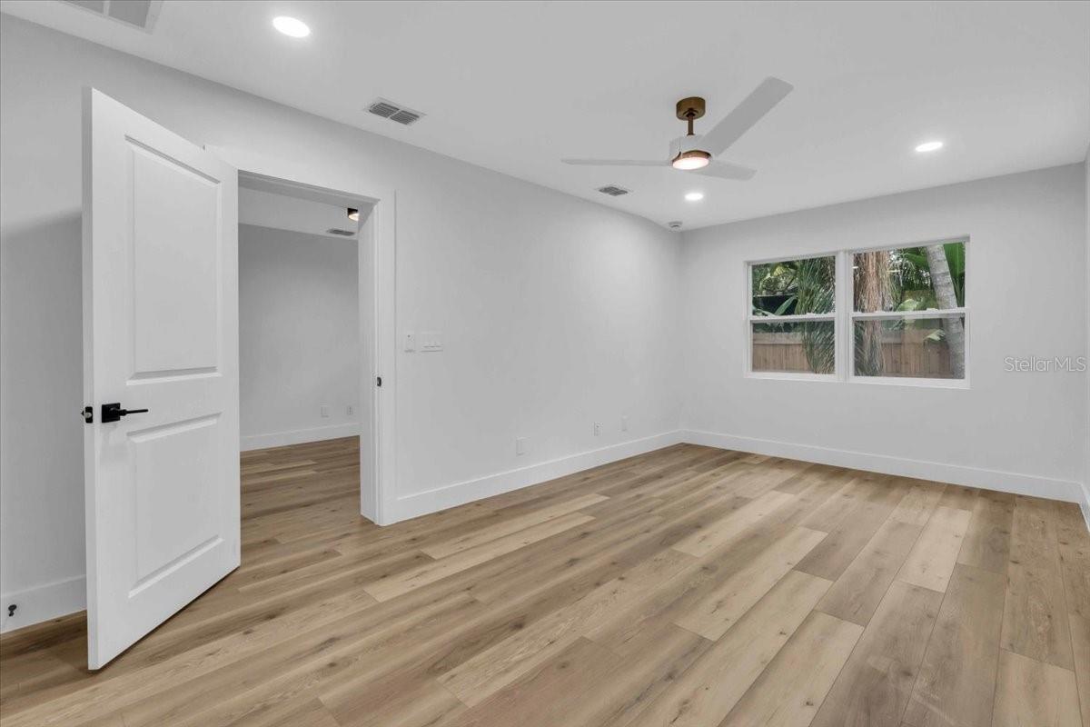 Listing photo id 18 for 3409 Villa Rosa Street