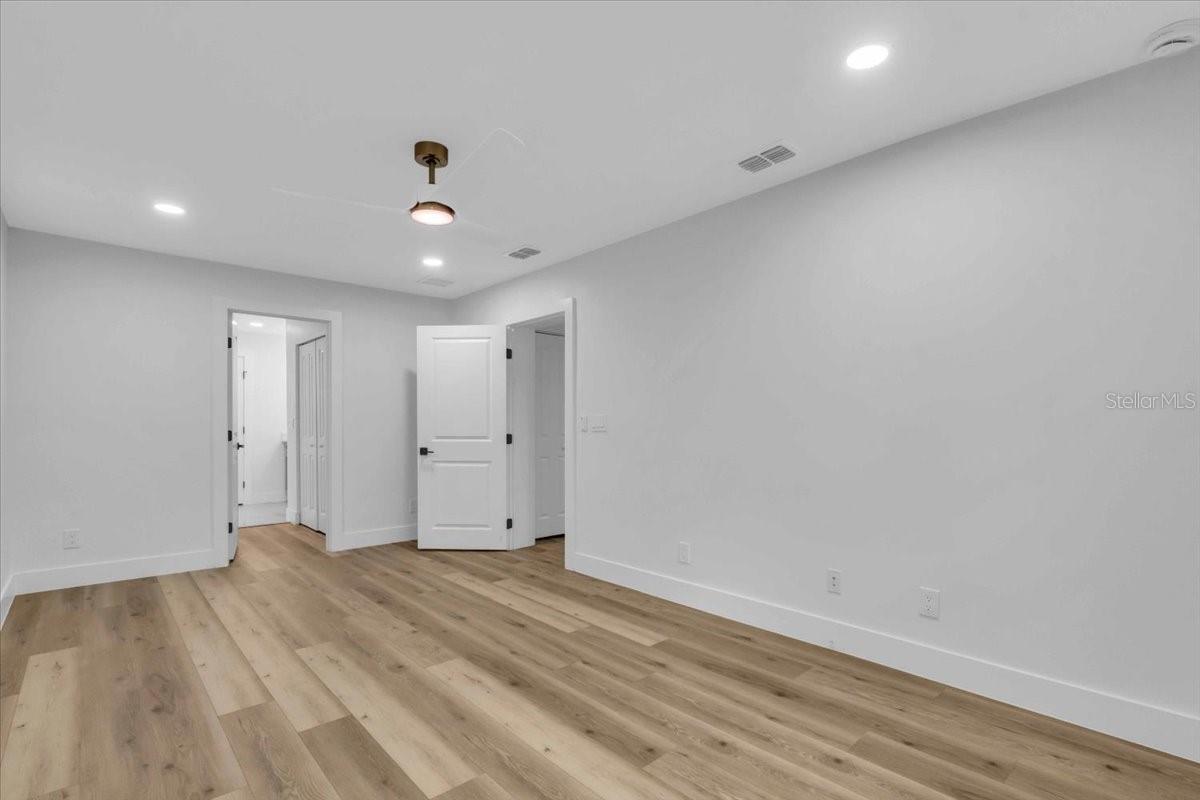 Listing photo id 19 for 3409 Villa Rosa Street