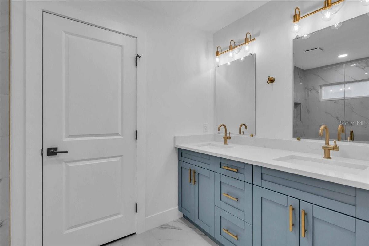 Listing photo id 20 for 3409 Villa Rosa Street