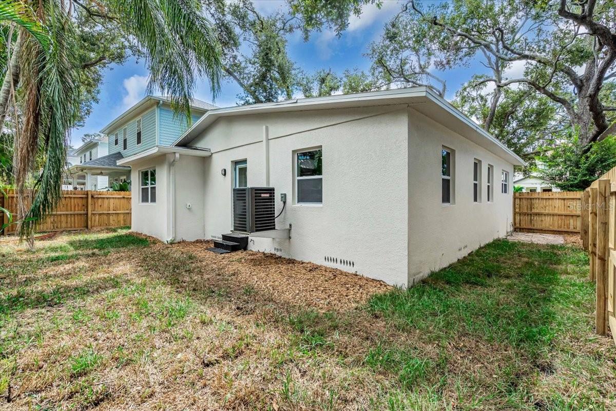 Listing photo id 27 for 3409 Villa Rosa Street