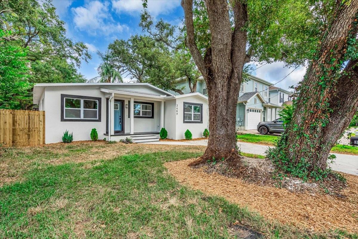 Listing photo id 2 for 3409 Villa Rosa Street