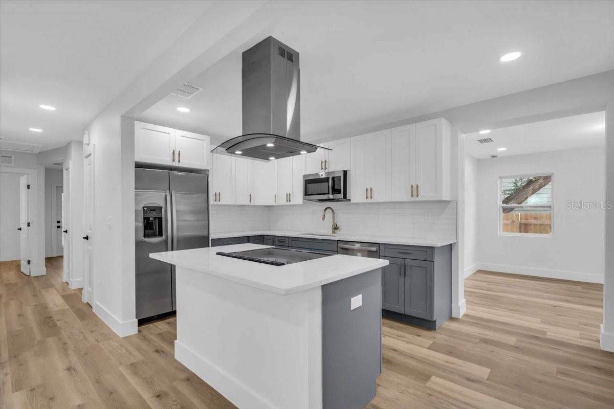 Listing photo id 3 for 3409 Villa Rosa Street