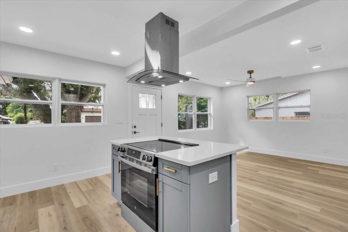 Listing photo id 6 for 3409 Villa Rosa Street