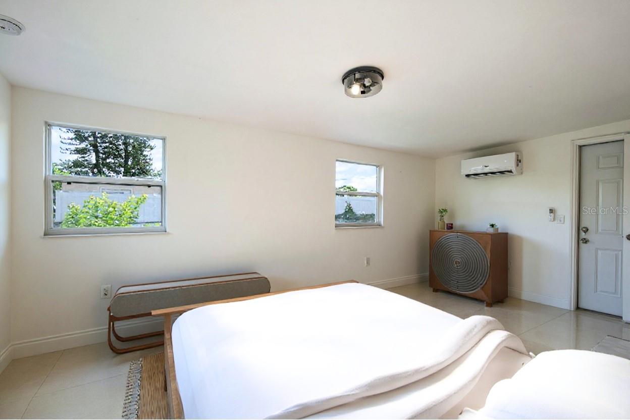 Listing photo id 9 for 4410 Fern Street