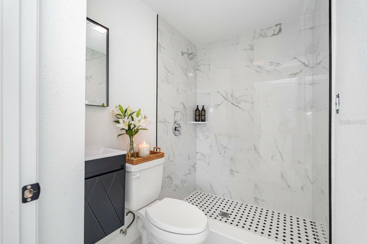 Listing photo id 11 for 4410 Fern Street