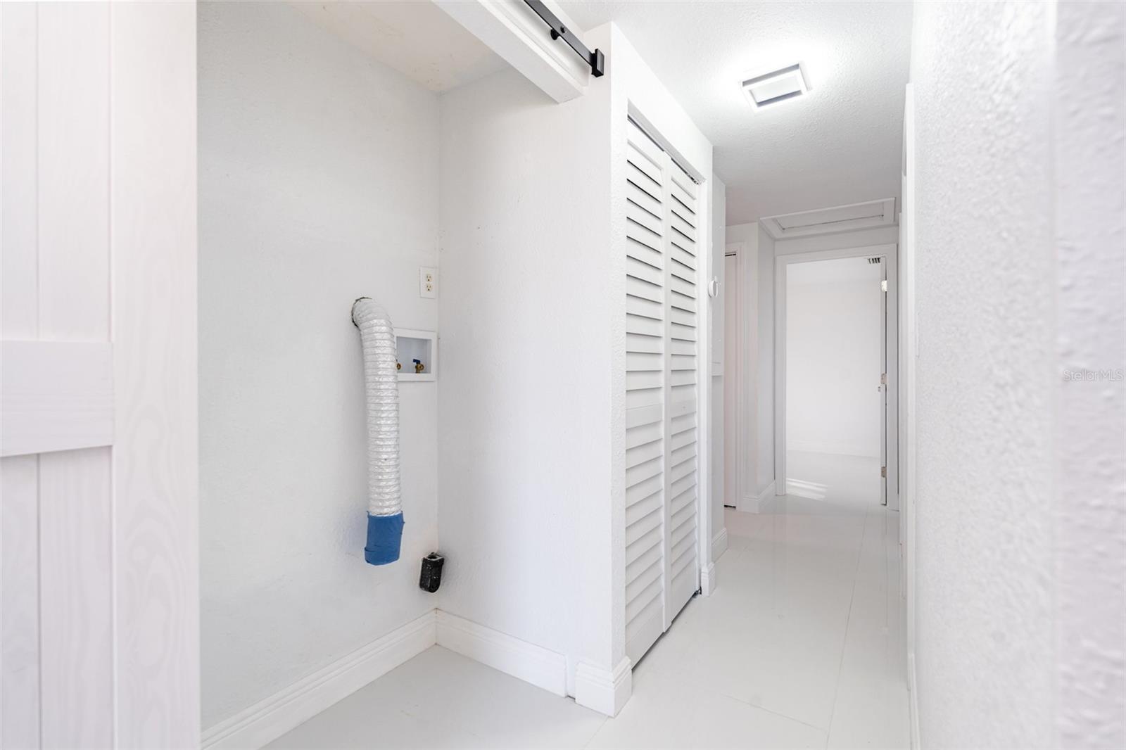 Listing photo id 12 for 4410 Fern Street