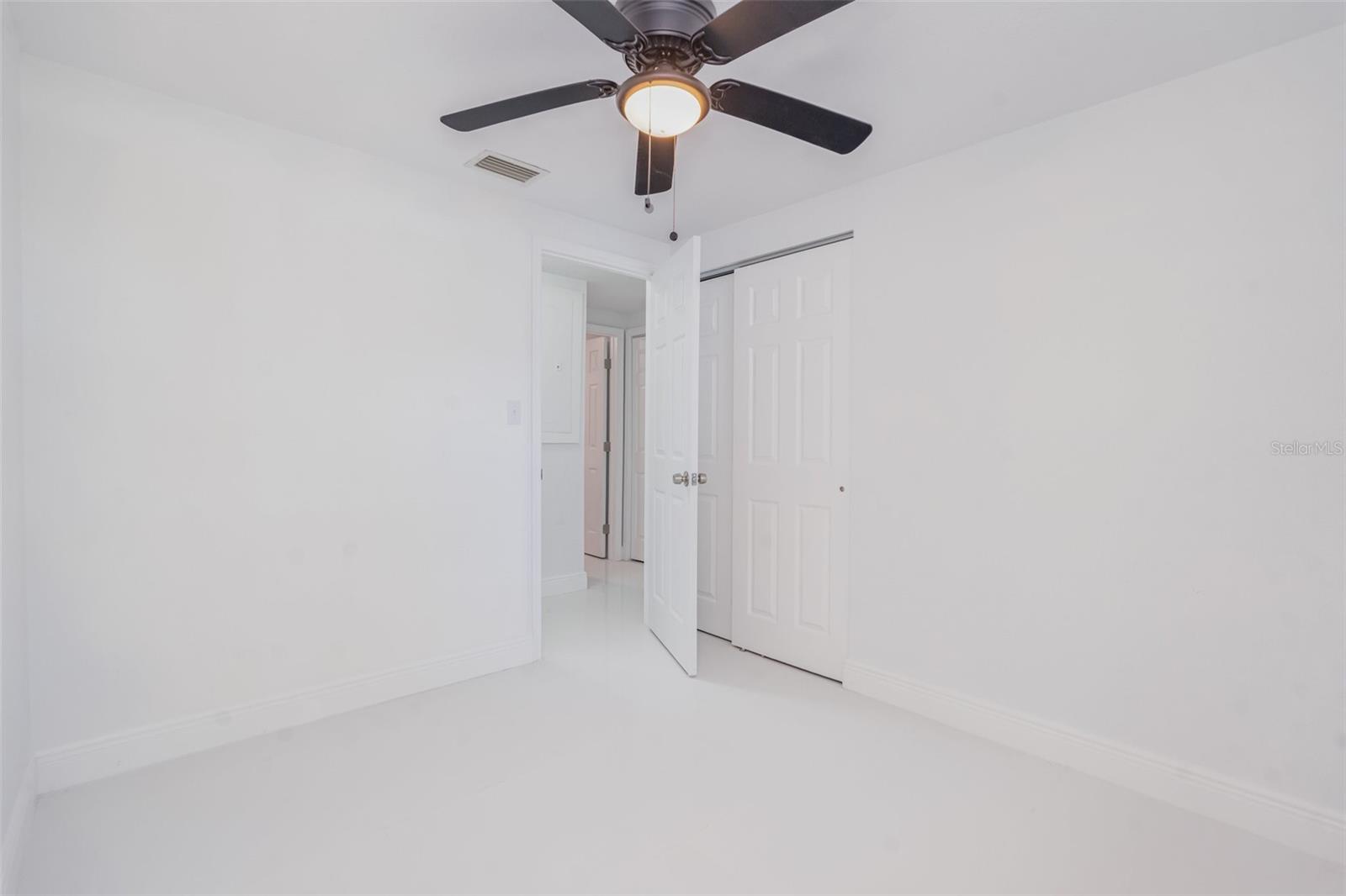Listing photo id 14 for 4410 Fern Street