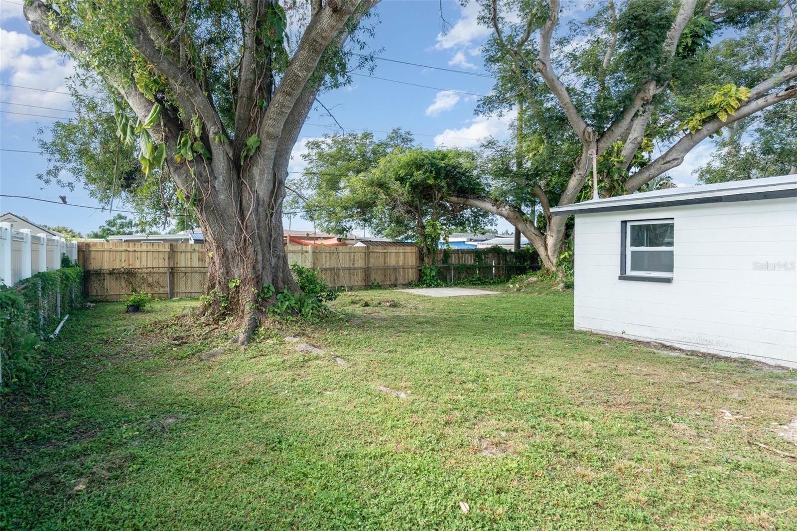 Listing photo id 21 for 4410 Fern Street