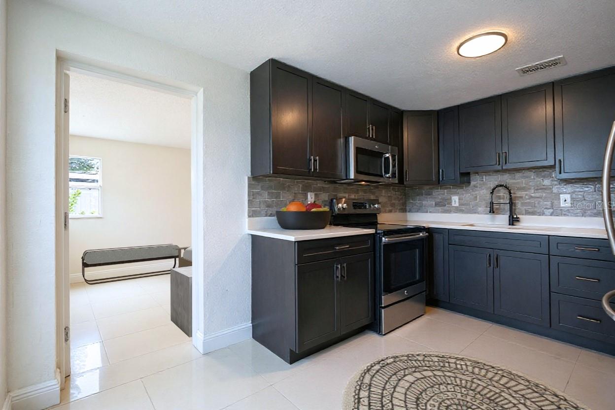Listing photo id 7 for 4410 Fern Street