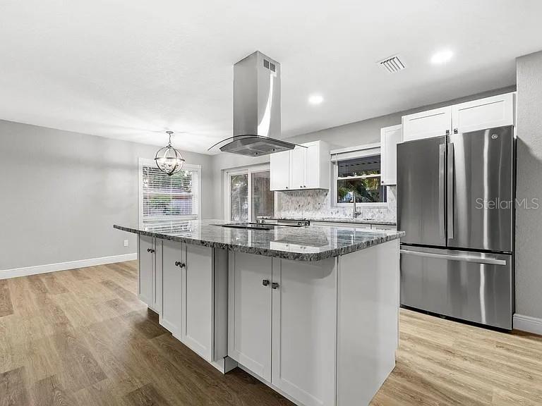 Image 2 of 13 For 5029 Burlington Avenue N