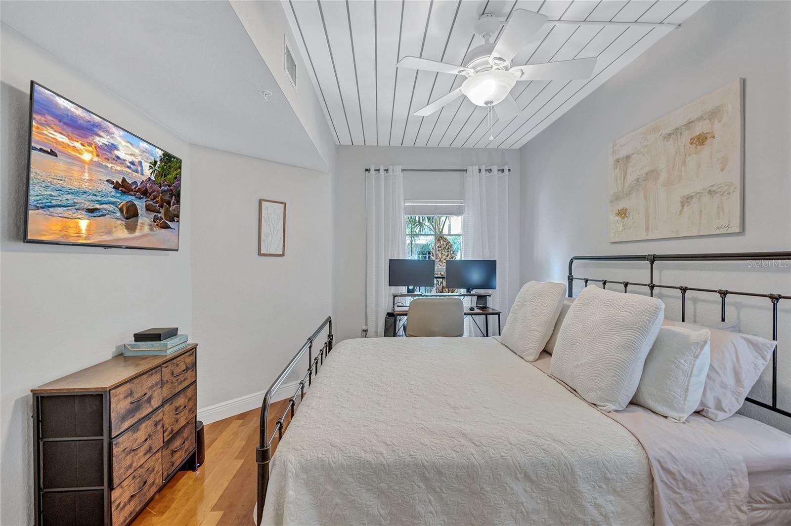 Image 15 of 40 For 2421 Horatio Street 820