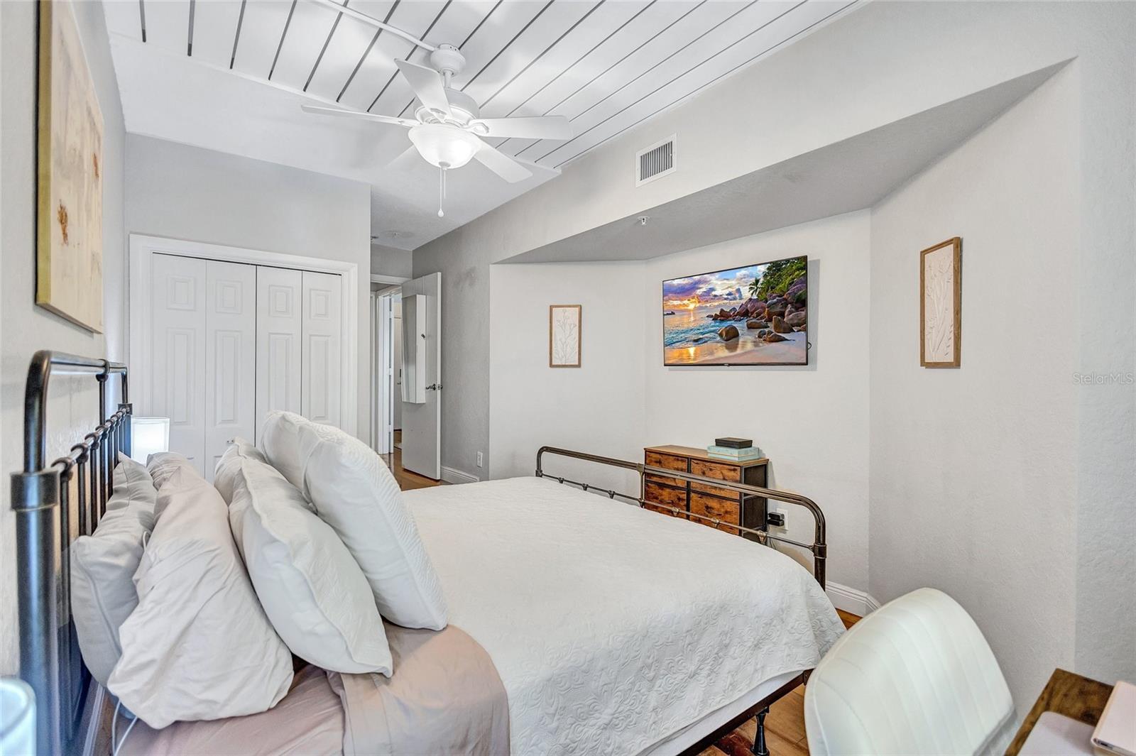 Image 17 of 40 For 2421 Horatio Street 820