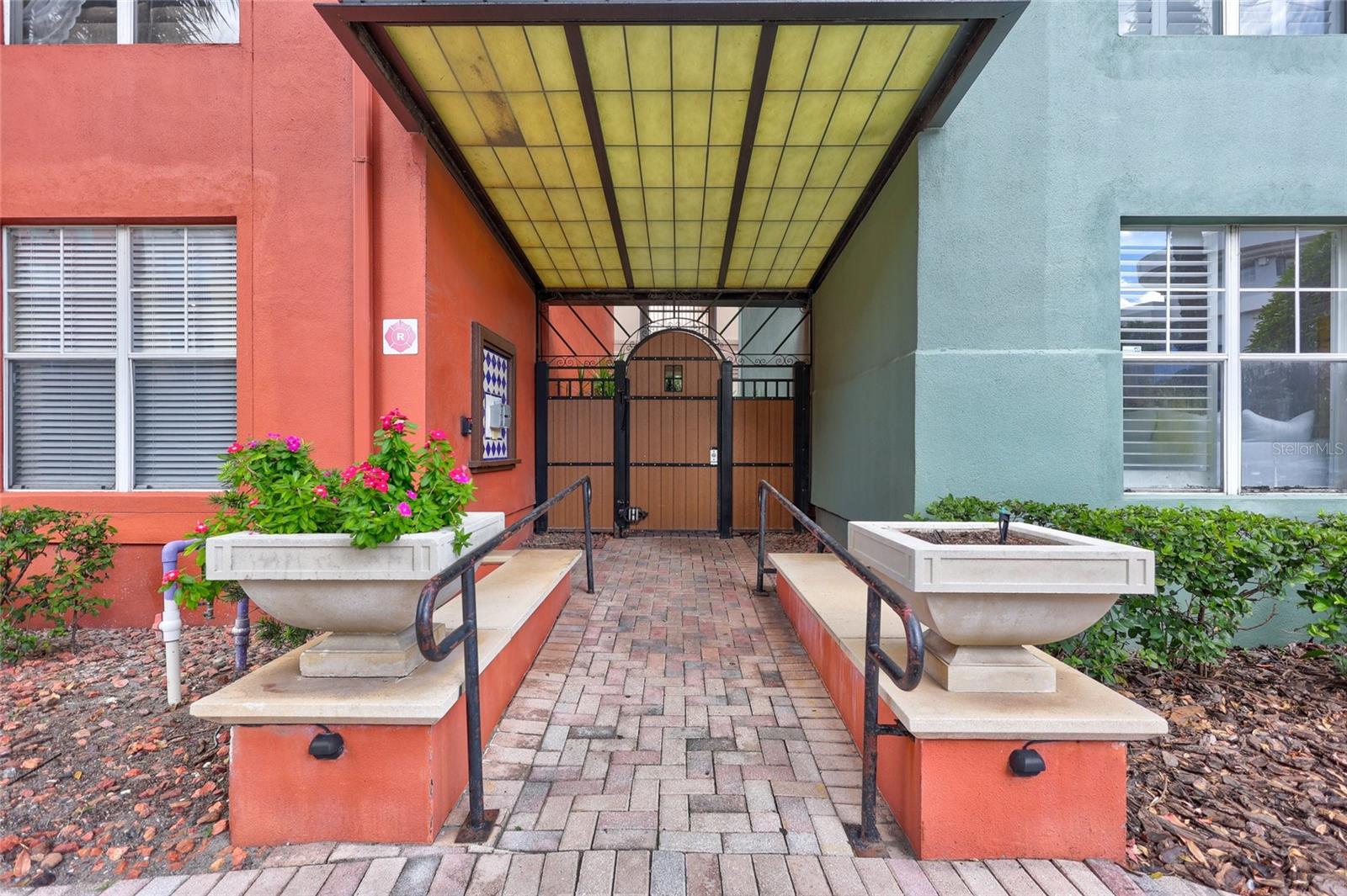 Image 2 of 40 For 2421 Horatio Street 820